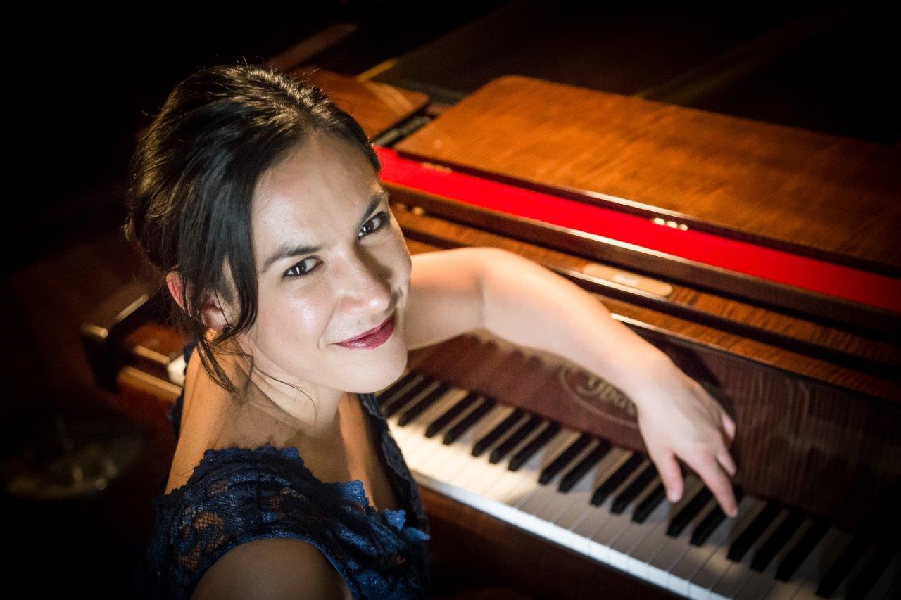 Lorelle McNaughton (solo piano)